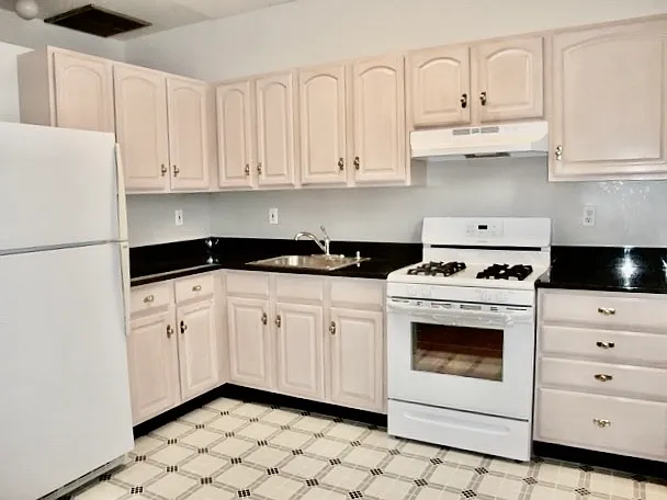 2 bed, 900 sqft, $1,900 — Photo 2
