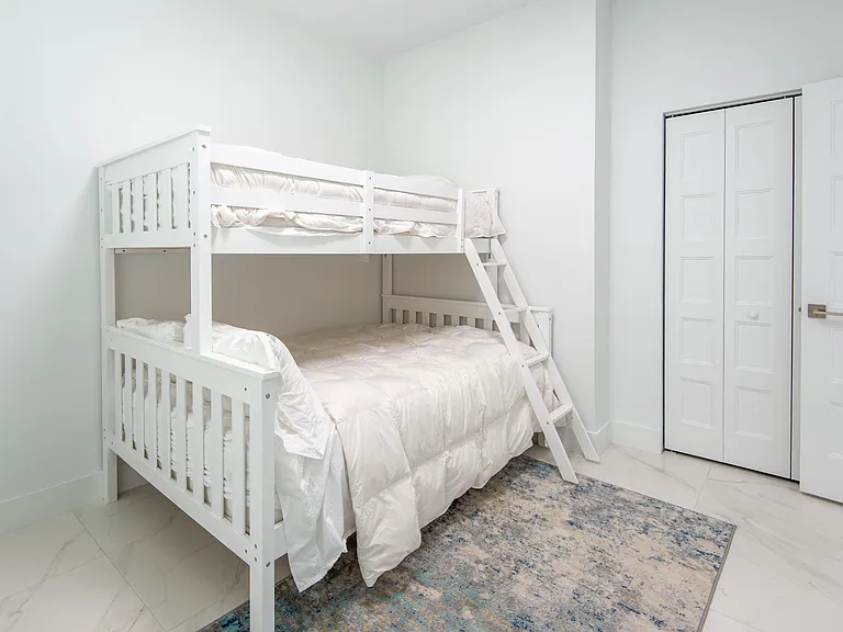142 Avenue D — Photo 32