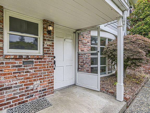2nd image of 1420 Bellevue Way SE #6