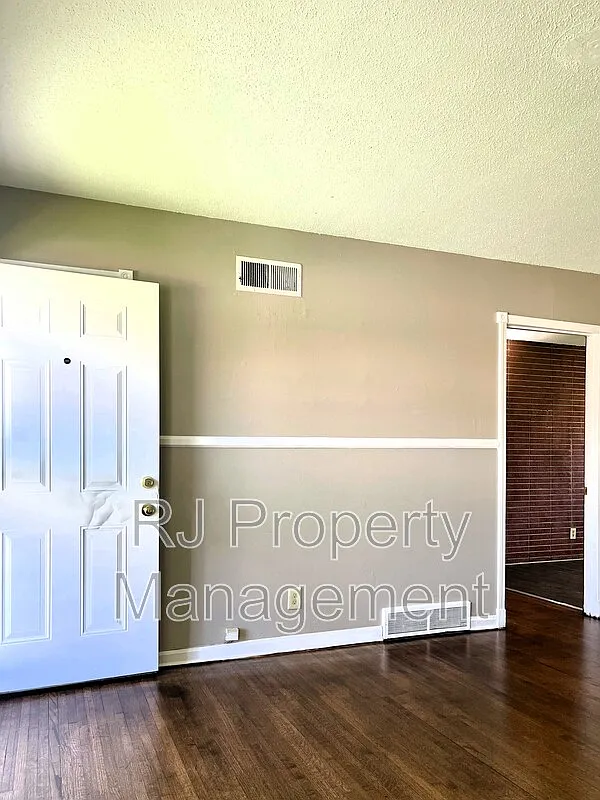3 bed, 1.5 bath, 1064 sqft, $1,150 — Photo 3