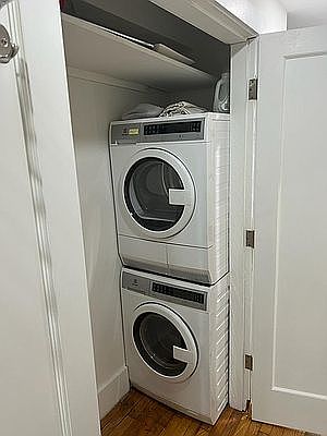 3rd image of 118 Waverly Pl APT 1B
