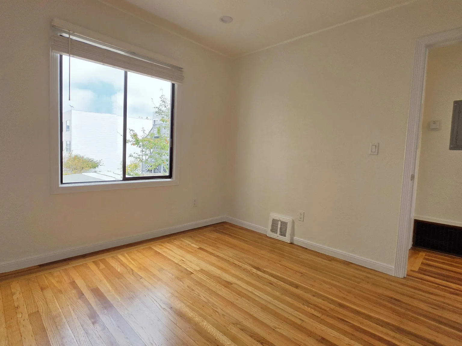 Two Bedroom Apartment w/ Large Office, Modern Kitchen, Garage Parking — Photo 4