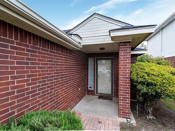 3rd image of 612 Chapel Pl