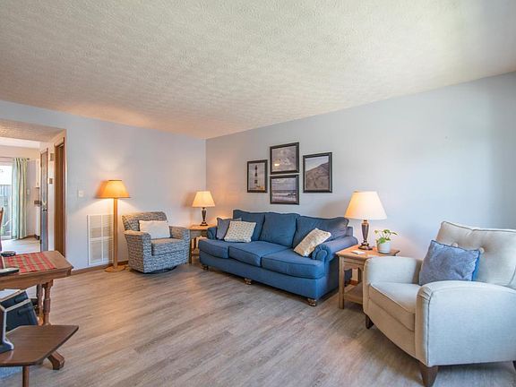 3rd image of 875 Charnwood Ln