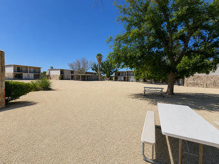 Apache Apartments — Photo 1
