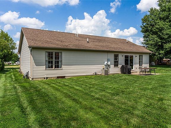 2nd image of 1004 Country Oaks Ln