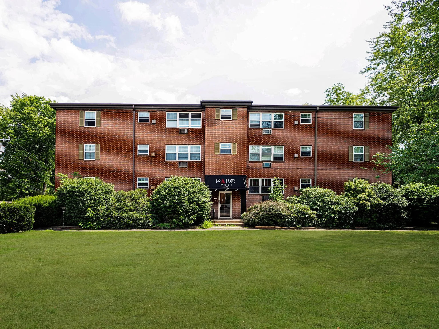 Enclave West Hartford / Parc West — Photo 3