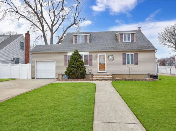 17 Kent Lane, Farmingdale, NY 11735