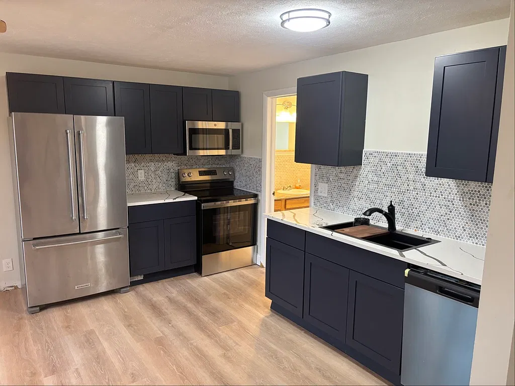 Spacious 4-Bed Multi-Family with In-Unit Laundry & Central A/C — Photo 2