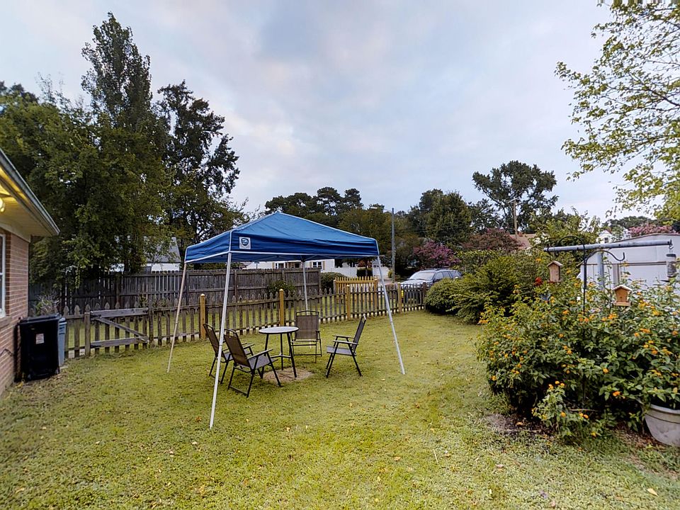 Back/side fenced in yard 