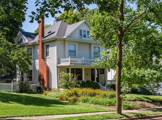 305 Oakwood Ave, Oakwood, OH 45409