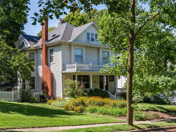 305 Oakwood Ave, Oakwood, OH 45409