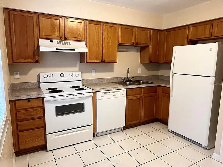 37240 Embassy Park Ln — Photo 3