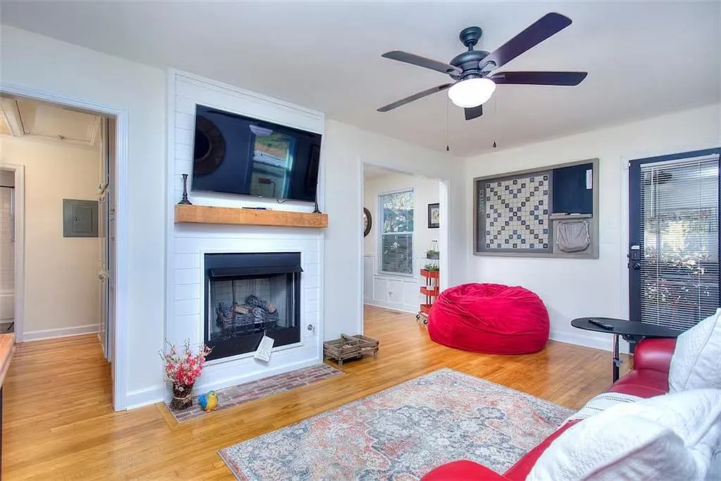 2 bed, 1.0 bath, 899 sqft, $2,250 — Photo 2