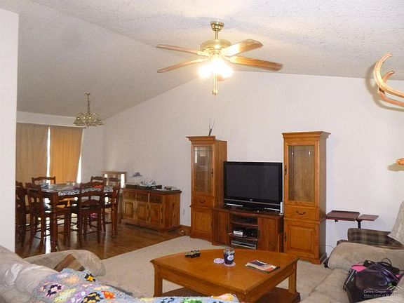 2nd image of 546 NE Mariposa Ave