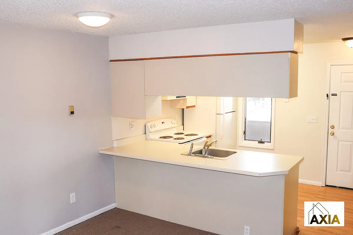 Building Photo - 1921 Canyon Blvd #104