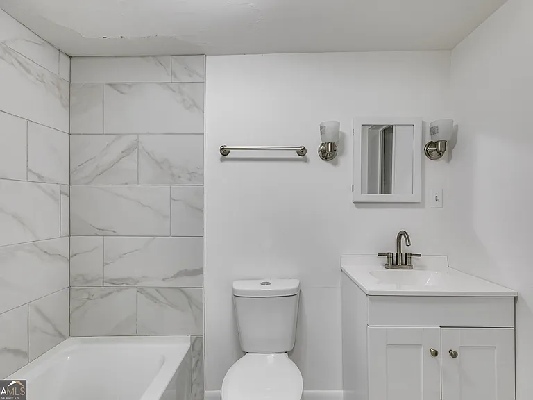 734 W College St — Photo 12