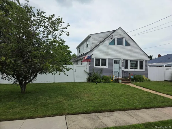231 E Hampton Road, Lindenhurst, NY 11757