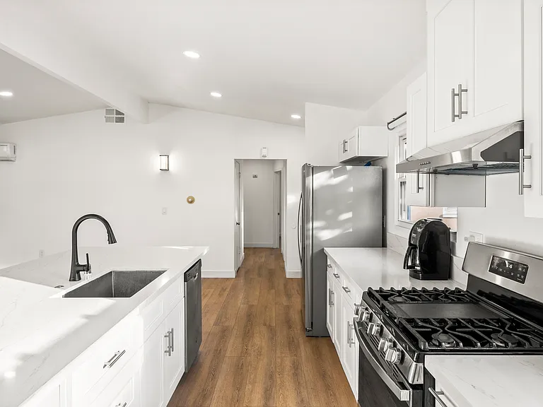 1019 W Pine St — Photo 9