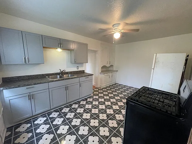 419 N Flood Ave — Photo 5