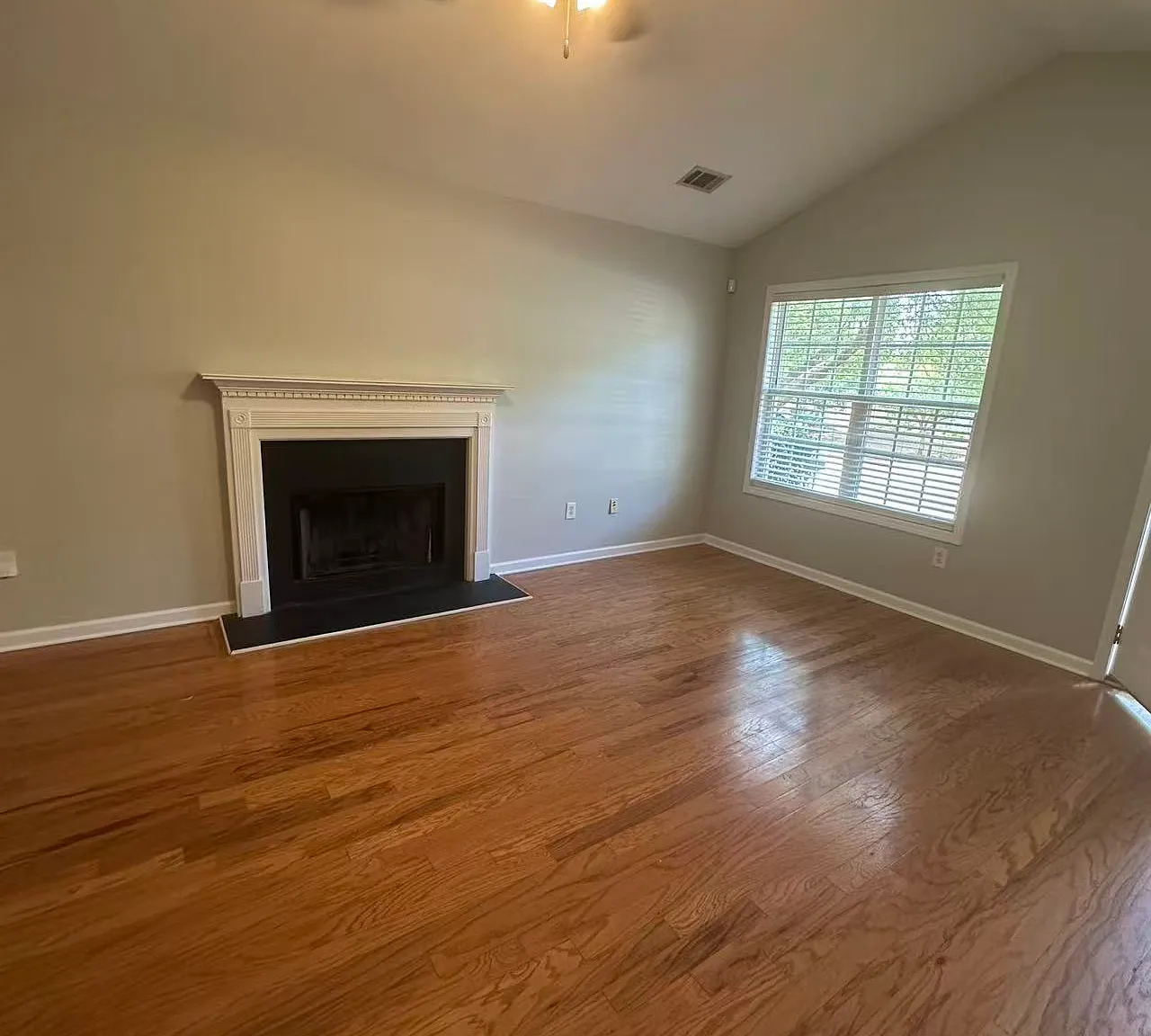3 bed, 1205 sqft, $1,950 — Photo 3