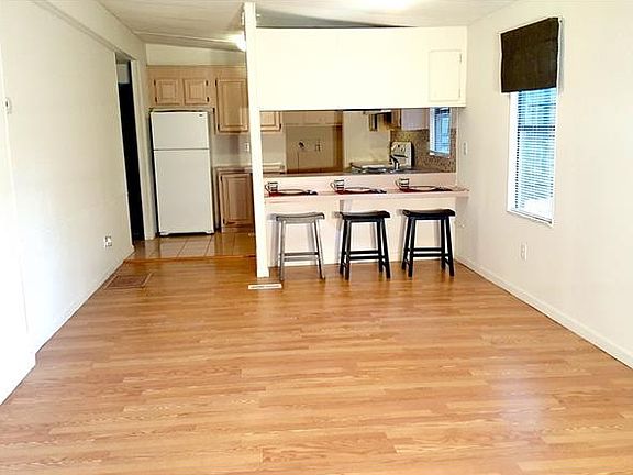 5th image of 15600 Vienna Dr
