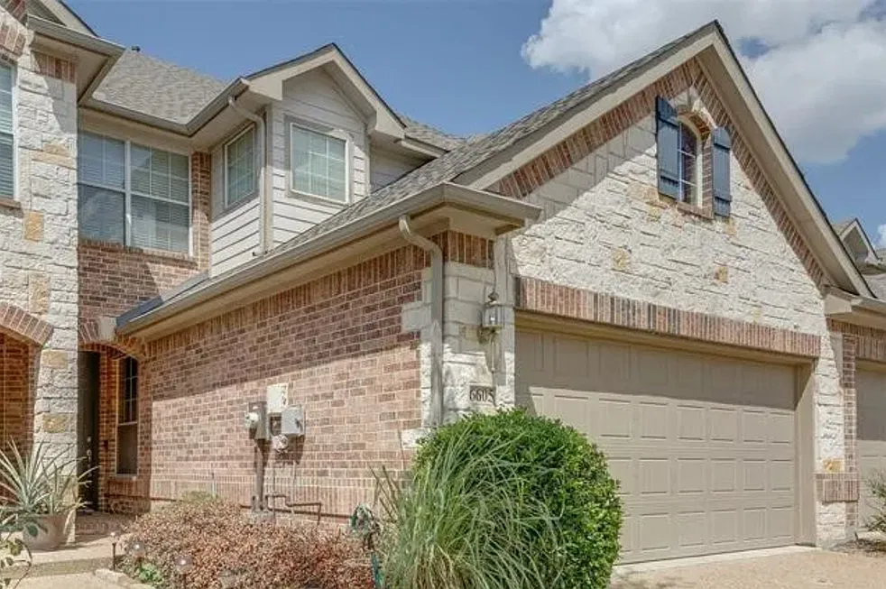 2 bed, 2.5 bath, 1661 sqft, $2,400 — Photo 1