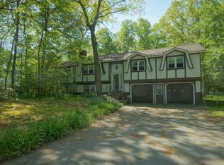 2 Woodhenge Cir, Londonderry, NH 03053