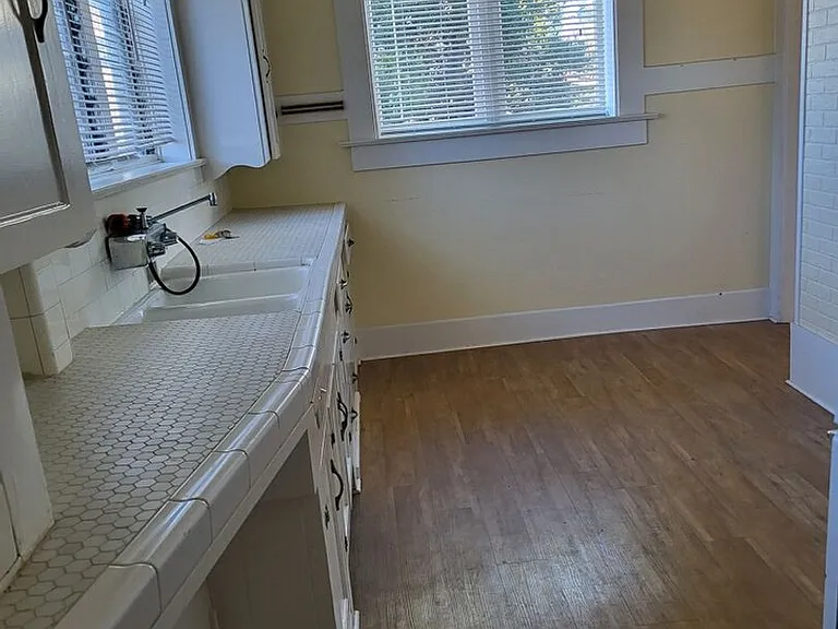 2123 Pine St — Photo 12
