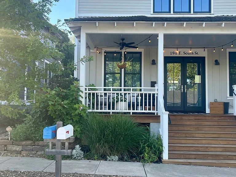 194 E South St — Photo 16