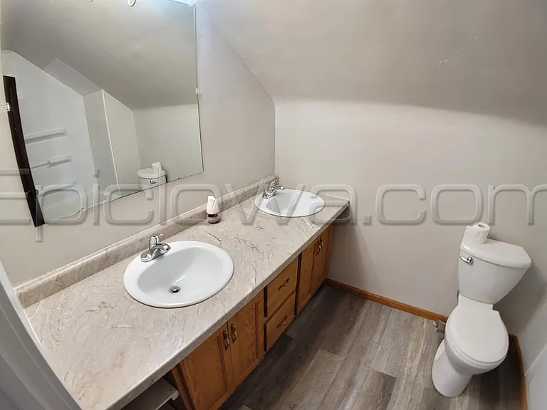 1112 Maplewood Dr NE — Photo 3