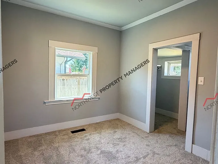 927 Marion St — Photo 16