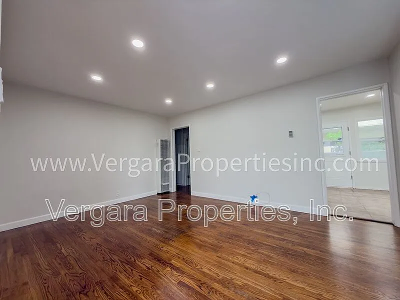 Building Photo - 611 Amapola Ave