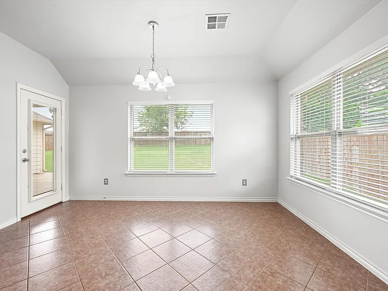 8725 Pikes Peak Rd — Photo 35