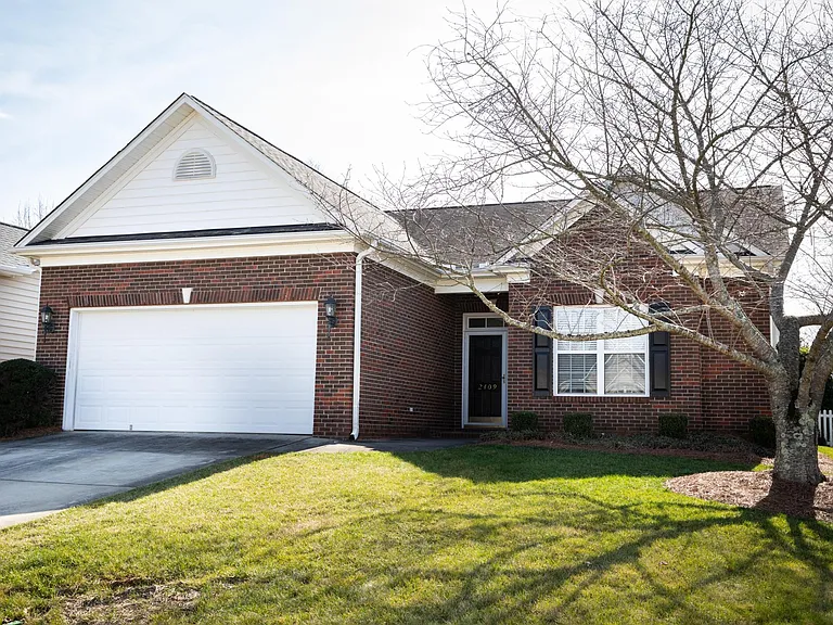 2409 Old Towne Dr — Photo 2