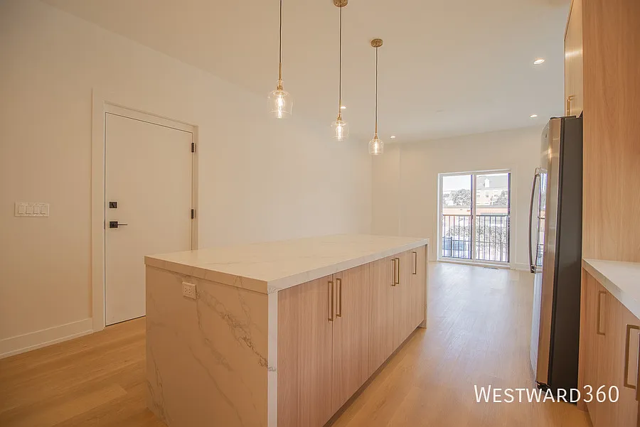 Fantastic Four Bed/Two and a half bath Duplex Down Available Now! — Photo 4