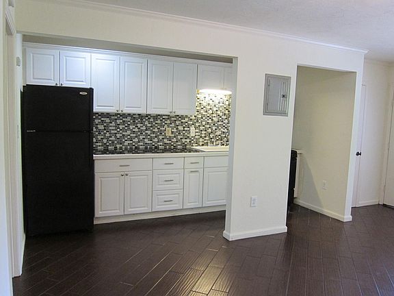 5th image of 920 SW Depot Ave APT 9