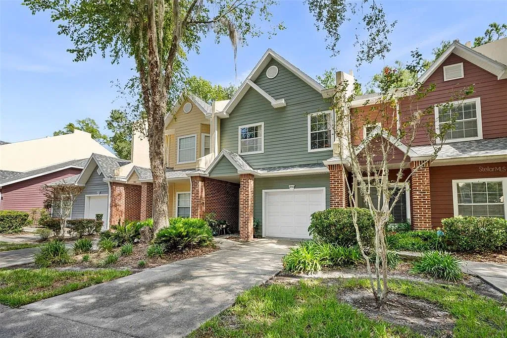 3 bed, 2.5 bath, 1584 sqft, $2,200 — Photo 2