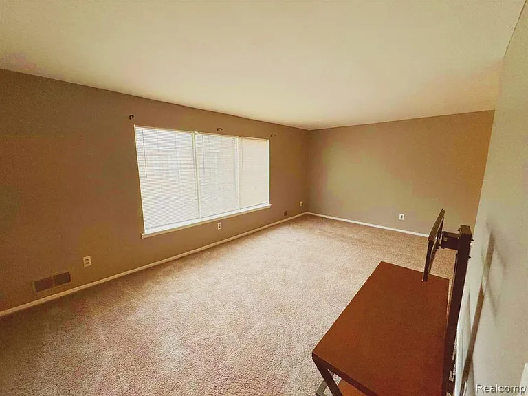 587 E Fox Hills Dr — Photo 3