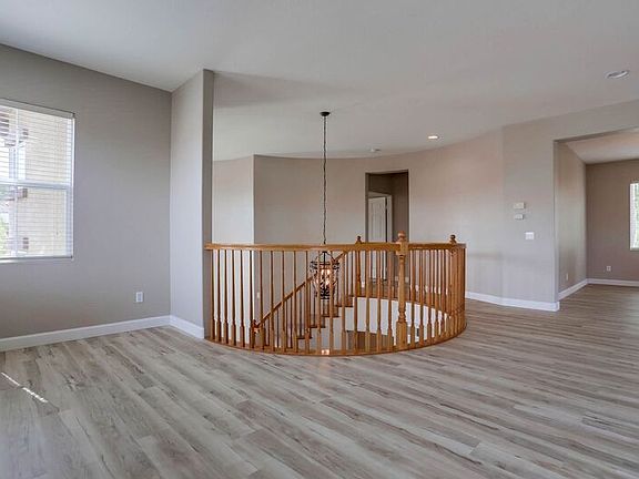4th image of 44475 Kingston Dr