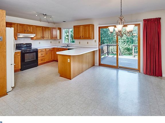5th image of 31 Silverwood Blvd