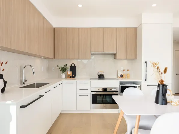 5398 207th St #305, Langley, BC V3A 2E6