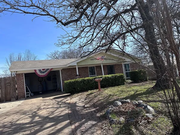 161 Rhoades St, Azle, TX 76020