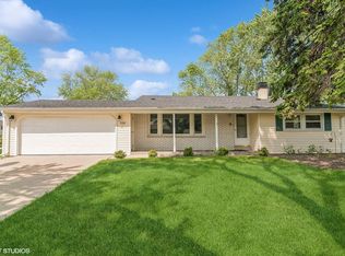 928 Beechwood Rd, Buffalo Grove, IL 60089
