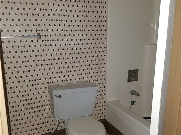 5th image of 4711 Wheaton Ln NW