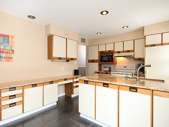 4th image of 242 Ross St