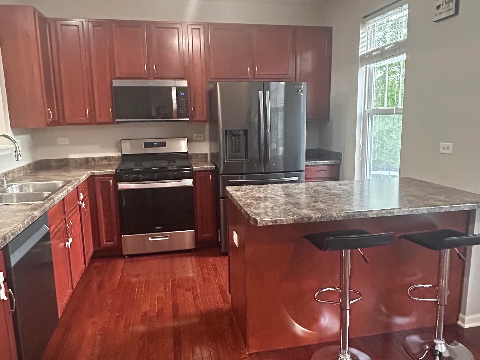 3 bed, 2.5 bath, 1880 sqft, $2,600 — Photo 2