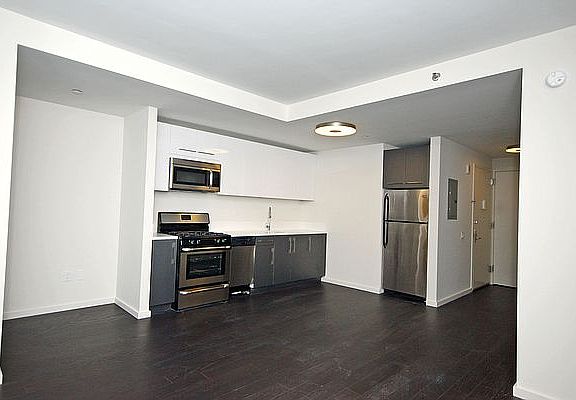 3rd image of 235 E 44th St APT 9E