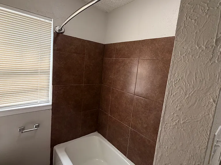 1005 Fairfax Ct — Photo 22