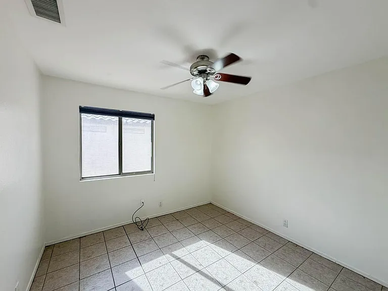 15724 W Smokey Dr — Photo 2